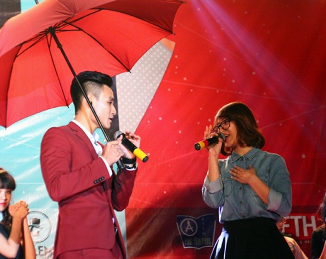 Duy Minh lịch lãm trong bộ com-lê, song ca với bạn diễn bài Bốn chữ lắm