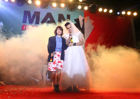 Duy Minh lịch lãm trong bộ com-lê, song ca với bạn diễn bài Bốn chữ lắm