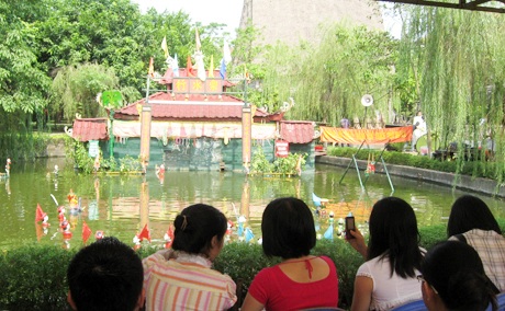 Hoạt động múa rối nước tái hiện những trích đoạn chèo nổi tiếng trong dân gian miền Bắc