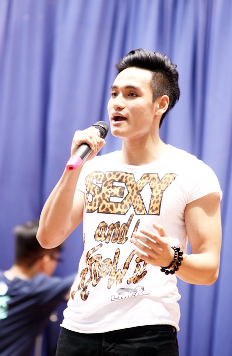 Nguyễn Duy Minh - SBD 04 thể hiện giọng hát ngọt ngào