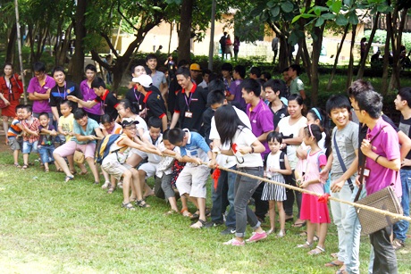 Trò chơi kéo co tập thể đòi hỏi sức khỏe, sự dẻo dai và tinh thần đồng đội cao