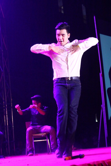 Thí sinh Đức Trung thể hiện tài năng nhảy và múa đương đại