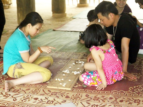 Trò chơi dân gian Ô ăn quan khá lạ với các bạn trẻ thành phố ngày nay