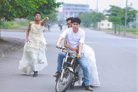 Những hoạt cảnh hài hước của bộ ảnh Tình trai