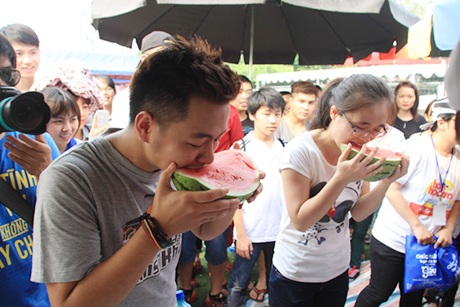 Teen Hà Nội thi ăn dưa hấu ủng hộ bà con miền Trung - 3 Vòng thứ hai thử thách đã lớn hơn với miếng dưa khá to