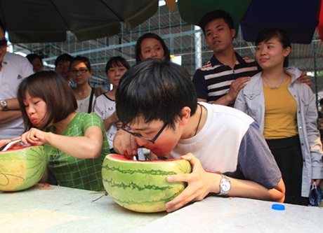 Teen Hà Nội thi ăn dưa hấu ủng hộ bà con miền Trung - 5 Vòng thứ 3 là thử thách vô cùng khó, với một trái dưa nặng 5kg. Chỉ có 7 thí sinh lọt vào vòng này