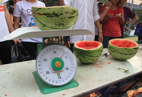 Teen Hà Nội thi ăn dưa hấu ủng hộ bà con miền Trung - 7 ... đã giải quyết gần 2kg dưa chỉ trong 5 phút