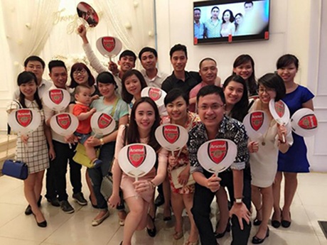 Đám cưới đặc biệt của nữ cổ động viên Arsenal ở Hà Nội - 7 Các khách mời được tặng chiếc quạt mang logo Arsenal