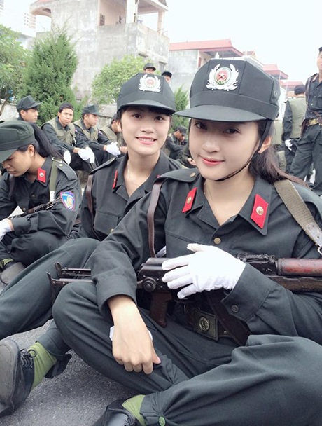 Nữ sinh Cảnh sát cơ động gây “sốt” trên mạng vì quá xinh - 3 Khánh Ly có thân hình khá mảnh dẻ nên ít ai tưởng tượng được rằng cô nàng lại “võ nghệ đầy mình”.