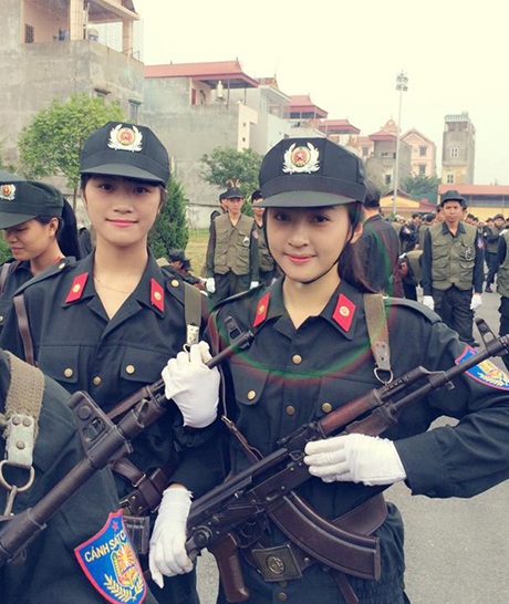 Nữ sinh Cảnh sát cơ động gây “sốt” trên mạng vì quá xinh - 2 Nguyễn Khánh Ly (bên phải ảnh)