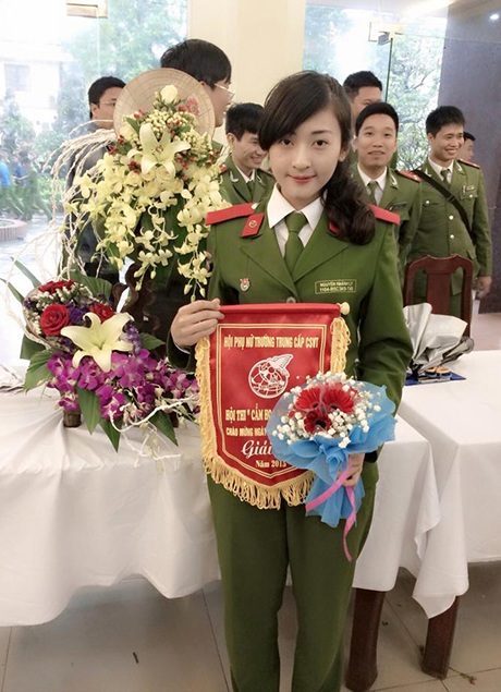 Nữ sinh Cảnh sát cơ động gây “sốt” trên mạng vì quá xinh - 11 Cô bạn còn có tài cắm hoa