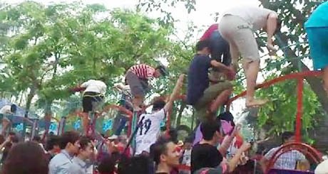 Clip: Phản cảm thiếu nữ váy ngắn vượt rào vào công viên nước - 1 Hàng trăm người leo rào vào công viên nước