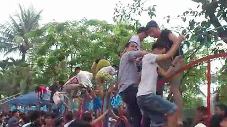 Trèo rào công viên nước: "Cuồng" miễn phí hay "kém miếng khó chịu"? - 1 Người dân leo rào sắt để vào tắm miễn phí tại công viên nước HT, Hà Nội