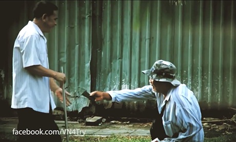 Rớm nước mắt xúc động vì tình người trong clip "Mất ví" - 2 Người đàn ông khuyết tật đôi chân trả ví cho ông Thành