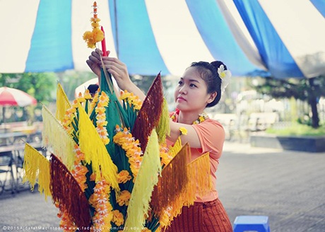 Nữ sinh Lào xúng xính váy áo chơi Tết Bunpimay trên đất Việt | Báo ... phong tục Tết Bunpimay Lào
Một hình ảnh đầy duyên dáng và đặc trưng của phong tục Tết Bunpimay Lào chính là những nữ sinh xúng xính váy áo lên đường chơi Tết. Trên đất Việt, bạn sẽ có cơ hội tận mắt chứng kiến vẻ đẹp truyền thống độc đáo này, cùng tìm hiểu thêm về văn hóa và phong tục của đất nước láng giềng.