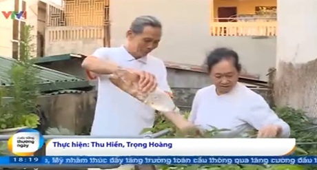 Thán phục cặp đôi U70 đạp xe xuyên Việt - 2 Cặp vợ chồng U70 ông Đinh Xuân Toàn và bà Lê Thị Xuân