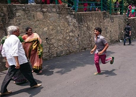 Động đất kinh hoàng ở Nepal: Nữ sinh Việt may mắn thoát hiểm - 1 Người dân ở Pokhara đổ ra đường mỗi khi có dư chấn. Ảnh do bạn Hải Yến chụp