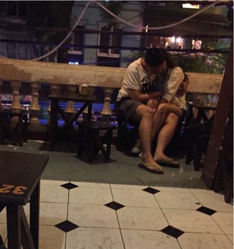 Chướng mắt cảnh người trẻ mạnh bạo “yêu thoáng” nơi công cộng - 1 Chướng mắt cảnh người trẻ “yêu thoáng” nơi công cộng