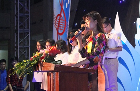 Cô và trò lớp 12 cùng bật khóc khi nói lời tạm biệt