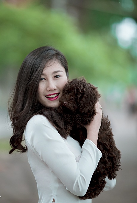 Thiếu nữ Việt đẹp nền nã, diện áo dài dạo phố Hà thành - 5 Tạo dáng đáng yêu bên thú cưng