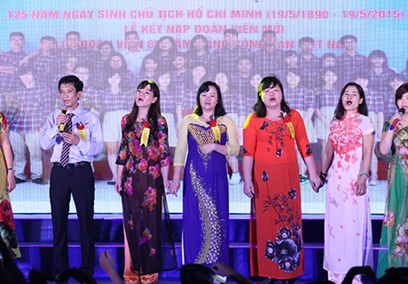 và các thầy cô cũng thể hiện tấm lòng qua âm nhạc.