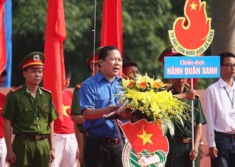 Anh Nguyễn Phi Long, Bí thư Trung ương Đoàn phát biểu tại buổi lễ ra quân