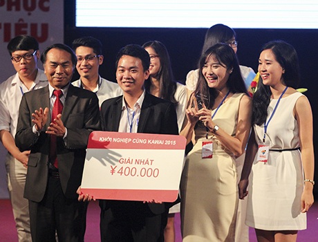 Hoa khôi Ngoại thương giành giải Nhất cuộc thi khởi nghiệp - 3 Mai Trang và nhóm của mình đoạt giải Nhất Khởi nghiệp