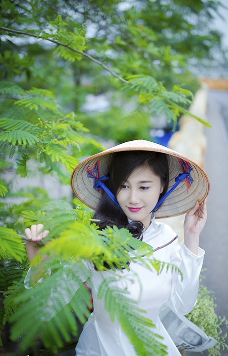 Thiếu nữ Việt đẹp nền nã, diện áo dài dạo phố Hà thành - 3 Những bức hình gắn tà áo dài Việt Nam với những nét mới và cổ kính của Hà Nội.