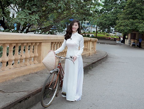 Thiếu nữ Việt đẹp nền nã, diện áo dài dạo phố Hà thành - 4 Những bức hình gắn tà áo dài Việt Nam với những nét mới và cổ kính của Hà Nội.
