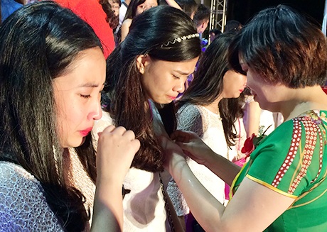 Giây phút nhận được chiếc huy hiệu trưởng thành, rất nhiều học trò lớp 12 không cầm được nước mắt