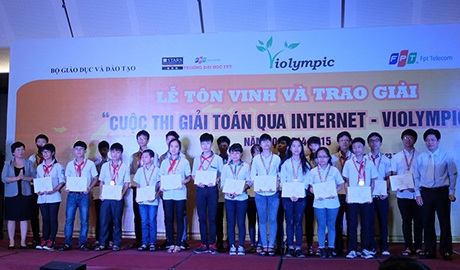 Các em học sinh nhận giải Vàng của cuộc thi giải Toán qua Internet - ViOlympic năm học 2014-2015