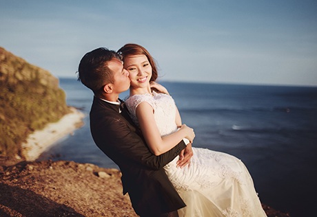 Ảnh cưới đẹp "lung linh" của cặp đôi Sài thành trên biển đảo Lý Sơn - 8 Cặp đôi trẻ thể hiện niềm hạnh phúc trên một chặng đường mới