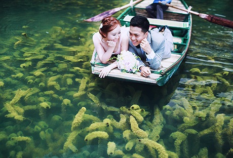 Thêm bộ ảnh cưới trên mặt nước đẹp như mơ - 2 Lướt thuyền trên sông chụp ảnh để thấy màu xanh của rong rêu hết sức thơ mộng