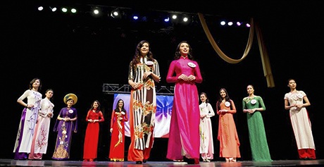 Đêm hội Hoa khôi gốc Việt trên đất Hungary - 3 Các thí sinh tự tin trong trang phục áo dài