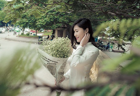 Thiếu nữ Việt đẹp nền nã, diện áo dài dạo phố Hà thành - 9 Thế Quyết