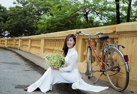 Thiếu nữ Việt đẹp nền nã, diện áo dài dạo phố Hà thành - 10 Thế Quyết
