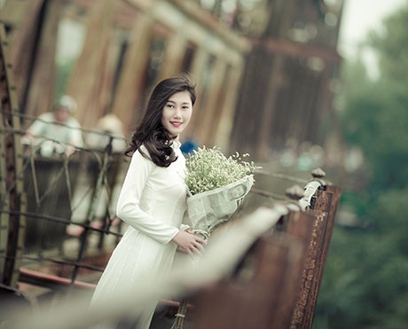 Thiếu nữ Việt đẹp nền nã, diện áo dài dạo phố Hà thành - 11 Thế Quyết