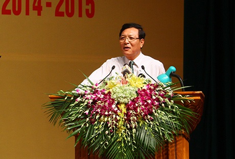 Tuyên dương học sinh giỏi và tập thể, cá nhân tiêu biểu ngành Giáo dục Thủ đô - 1 Bộ trưởng Bộ Giáo dục và Đào tạo Phạm Vũ Luận phát biểu tại buổi lễ tuyên dương.