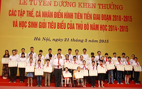 Tuyên dương học sinh giỏi và tập thể, cá nhân tiêu biểu ngành Giáo dục Thủ đô - 2 Trao thưởng cho 40 học sinh xuất sắc tiêu biểu năm học 2014 - 2015
