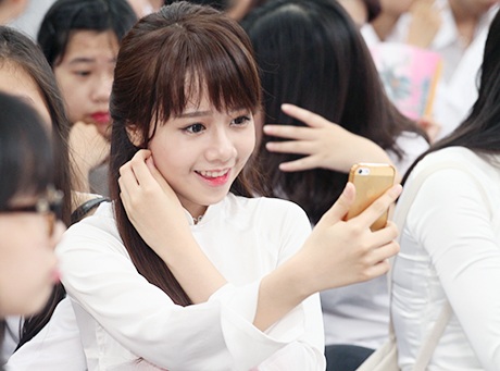 Nữ sinh Yến Nhi, lớp 10D3 có gương mặt xinh xắn, đáng yêu