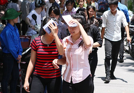 Nắng gắt vào giữa trưa khi thí sinh ra khỏi phòng thi