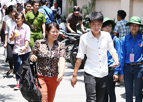 Thí sinh và người nhà đều hồ hởi vì kết quả thi như ý