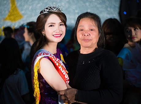 Lời chưa dám nói của những đứa con gửi mẹ dấu yêu - 3 Hoa khôi Lê Thị Việt Hà và mẹ trong ngày cô đăng quang