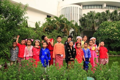 Các em thiếu nhi mặc thử trang phục truyền thống của các nước Đông Nam Á