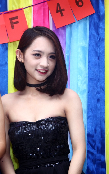 Hà Trang – nữ sinh lớp 12 Sinh đẹp cá tính trong trang phục đầm dạ hội màu đen