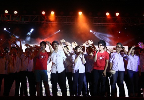 Tập thể lớp chuyên Trung mang đến màu sắc mới lạ cho đêm chia tay bằng bài hát tiếng Hoa.