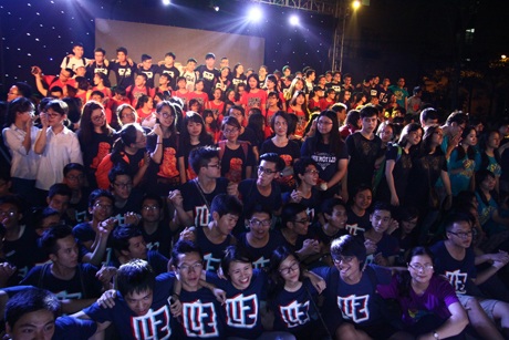 Kết thúc buổi lễ, toàn bộ các teen 12 và các thầy cô của mình đã hòa giọng hát ca khúc