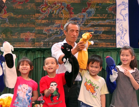 Cùng các nghệ nhân học múa rối