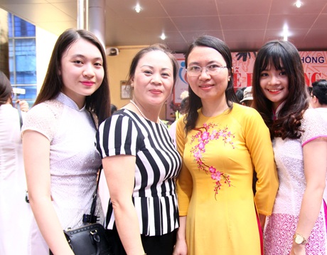 Bức ảnh chụp vội ghi lại những kỉ niệm của cô và trò khối 12 trường Lomonoxop