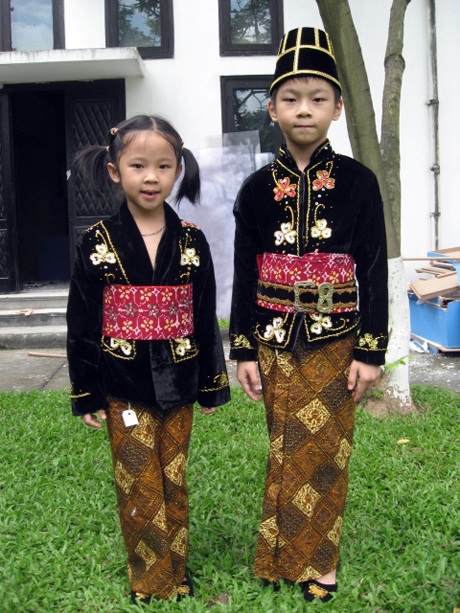 Đáng yêu trong trang phục cô dâu – chú rể truyền thống Indonesia